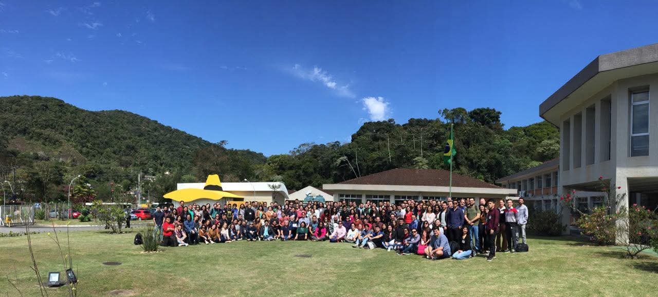 Participantes da X EMMSB (2021) reunidos em frente ao LNCC, Petrópolis/RJ